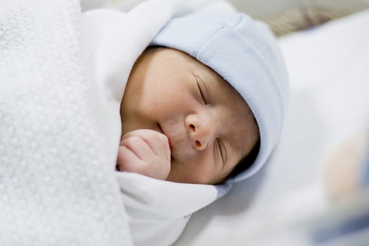 寶寶愛吃手入睡，這癮，要不要戒？